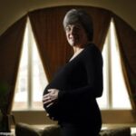 This woman is considered crazy because she decided to get pregnant at 61 years old!