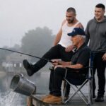 An elderly man was sitting calmly on the edge of an old wooden pier, fishing, when three young people approached him with smug smiles — but they had no idea how their encounter would end… 😲